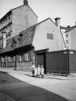 En grupp barn står framför Bondegatan 24 (nuv. 44) vid hörnet av Nytorgsgatan.