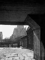 Från Bondegatan 40 söderut mot Sofia kyrka. Husen revs 1906. Dåv. kv. Hatten, nu kv. Kopparn, Bondegatan 74.