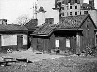 Gårdssidan av Skånegatan 108. Tidigare Skånegatan 34, kv. Barnängen Mindre. Kv. Kopparn i fonden.