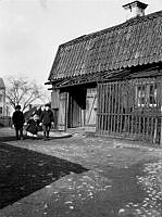 Några barn på gården vid Västra Kvarngränd 6. Nuvarande kv. Kvadraten.