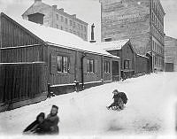 Barnen åker kälke på Hammarbygatan. Hammarbygatan österut vid nr. 13. Nu Bohusgatan 47.