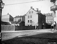 Nytorgsgatan 24 från hörnet av Folkungagatan. Huset revs 1904.