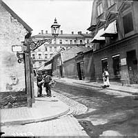 Nytorgsgatan norrut från Nytorget. Nytorgsgatan 33 t.h. Bondegatan 25 i fonden.