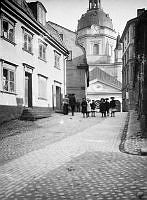 Katarina Kyrkobacke söderut mot Katarina kyrka. En grupp barn står på Katarina Kyrkobacke vid Lilla Fiskaregränd (nuv. Roddargatan).