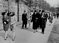 Folk promenerar i allén på Strandvägen. Klockhatt och kort kjol var mode 1928. T.h. f.d. stationsinspektor Oscar Sjödin med makan Hilda.