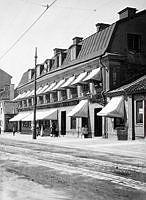 Livsmedelsbutik med fasaden mot Nytorget. Skånegatan 21, nu 79.