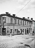 Nedre Slussgatan österut från Västra Slussgatan. Julius Sjögrens Järnaffär.