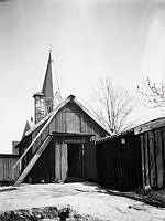 Gårdssidan av Bergsprängargränd 1. Vy österut med Sofia kyrkas torn i fonden. Nu kv. Flintan.