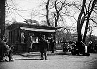 Folkliv vid en vattenbutik i Humlegården under 1890-talet.