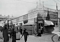 Tillfällig basarbyggnad i hörnet av Drottninggatan och Adolf Fredriks Kyrkogata. Riven år 1908.