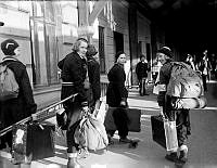 Centralstationen. En grupp unga kvinnor som ska resa till fjällen.