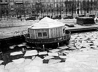 Strandvägen öster om Djurgårdsbron. Fontän från Stockholmsutställningen 1930 används som tillfällig bensinstation för motorbåtar.