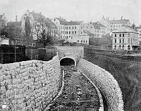 Sammanbindningsbanan under anläggning vid södra tunnelöppningen 1869. Till vänster hus vid Högbergsgatan och till höger Bangårdsgatan 12, Hotell Göteborg. Nuvarande Fatbursparken.