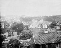 Utsikt från Ladugårdslandstorg, dagens Östermalmstorg, ned mot Johannesbergen och Humlegården. Humlegårdsgatan t.h.