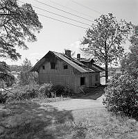 Ståltrådsvägen. Brandskadad träbyggnad.