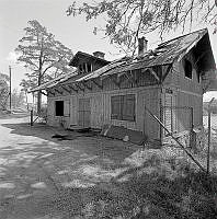 Ståltrådsvägen. Brandskadad träbyggnad.