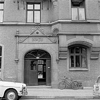 Linnégatan 78.Parti av gatufasad och portal.