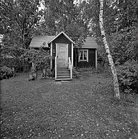 Stä 3931. Viltorpsvägen 68 - 70. Från söder. Exteriör av mindre hus av trä.