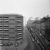 Mäster Samuelsgatan sedd mot Malmskillnadsgatan från Regeringsgatan. I fonden tre av de fem Hötorgshusen. T.v. parkeringshuset Parkaden, kv. Hästskon.