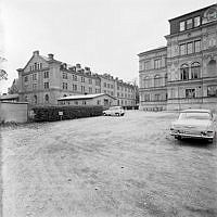 Skeppsholmen. Exteriör av kasernbyggnad. T.h. Sjökrigsskolans byggnad. Kasern III.