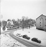 Villabebyggelse vid Spånga Stationsväg. Längst t.h. gavel till flerbostadshus.