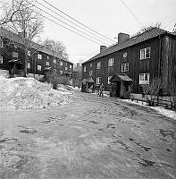 2 - våningslängor med provisoriska bostäder. Längor med förstukvistar. Vanadislunden