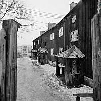 Provisorisk bostadslänga med förstukvistar. Längan sedd mot Sveaplans gymnasium. Nuv. kv. Cedersdals Malmgård.