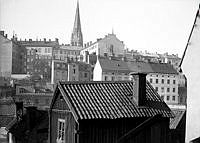 Utsikt västerut från Iversons Gränd mot tornet på  Johannes kyrka.