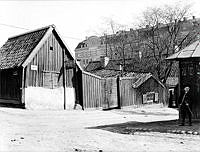 Från hörnet av Saltmätargatan mot Kungstensgatan 10. Nuv. Kungstensgatan 32, Handelshögskolan.