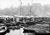 Fiskarhamnen vid Östra Slussgatan (nuv. Franska Bukten). Bild från Skeppsbron/Slussplan söderut.