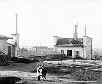 Brännkyrkagatan 114. Maria Barnhärbärge, Sparvhemmet, tillhörande Stockholms stad. Två små barn i förgrunden Dåv. kv. Kaninen Mindre. (Nuv. Lundagatan 52, kv. Gnejsen).