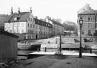 Kungsholmsgatan 1 från Gamla Kungsholmsbrogatan västerut. Nuv. platsen för Blekholmsbron och Kungsbro Strand.