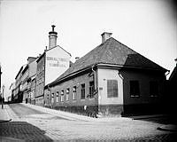 Nytorgsgatan norrut från Tjärhovsgatan. Nytorgsgatan 19 t.h. I bakgrunden Södra Maltfabriken med torkria.