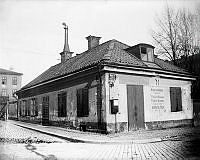 Bondegatan 2, (f.d kv Beijers Trädgård) (revs 1903). Bondegatan österut från Götgatan (t.h.). Nuvarande hörnet av Bondegatan, Götgatan och Katarina Bangata.