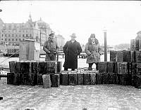 Stadsgården. Smuggelsprit från rekordbeslaget vid Sundskär i mars 1930.