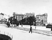 Gasklockan vid Norra Bantorget. I bakgrunden Lundbergska huset.