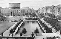 Stockholms stadsbibliotek med den stora dammen i förgrunden.