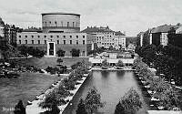 Stadsbiblioteket och plaskdammen vid Sveavägen.