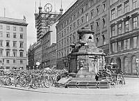 Brunkebergstorg från sydväst. Cykelparkering vid pumpen. I bakgrunden skymtar Telefontornet.