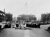 Gruppbild, personal och barn på Allmänna Barnhuset, Norrtullsgatan 14. (Norrtulls sjukhus från 1932).