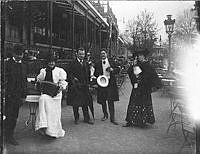 Grupp av skådespelare vid Hasselbacken på Djurgården. Fr.v. Knut och Helfrid Lambert, K.J. Hagman, T. Allum och Pauline Lindstedt, sedermera Brunius.