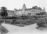 Naturhistoriska riksmuseets byggnad sedd från sydväst.