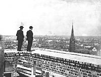 Utsikt från tornet under Stadshusets nybyggnad. Vy över Norrmalm med Klara kyrka.