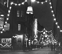 Biblioteksgatan med julskyltning från Mäster Samuelsgatan mot norr.