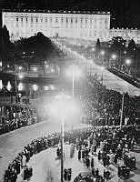 Norrbro sedd mot det fasadbelysta Slottet. Folk samlade på Norrbro och Gustav Adolfs torg. Möte mellan Nordens fyra statschefer.