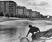 En pojke leker vid plaskdammen i Tessinparken 1952.