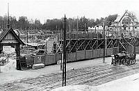 Stockholms Stadion under byggnad inför Olympiaden 1912. Vy från Sturevägen (nuv. Lidingövägen) med Tennispaviljongen i bakgrunden.