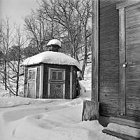 Dass och vedbod vid Mörtviken. Två dass hörde till arbetarbostäderna vid Vintervikens fabrik. Vedboden numera nedbrunnen.