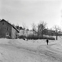 Arbetarbostäder vid Mörtviken tillhörande Vintervikens fabriker. Gula Villan till höger.