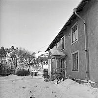 Arbetarbostäder vid Mörtvikskroken tillhörande Vintervikens fabriker. Dass och den numera nedbrunna vedboden i bakgrunden.